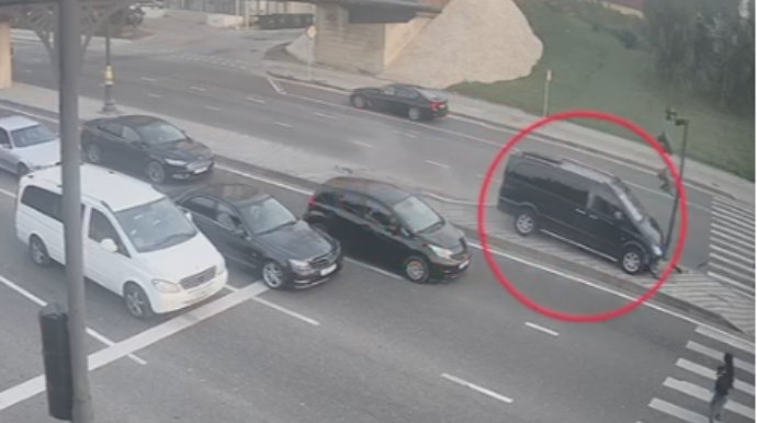 Bakıda sürücü maşını vurmamaq üçün svetoforu yerindən qopardı - VİDEO  