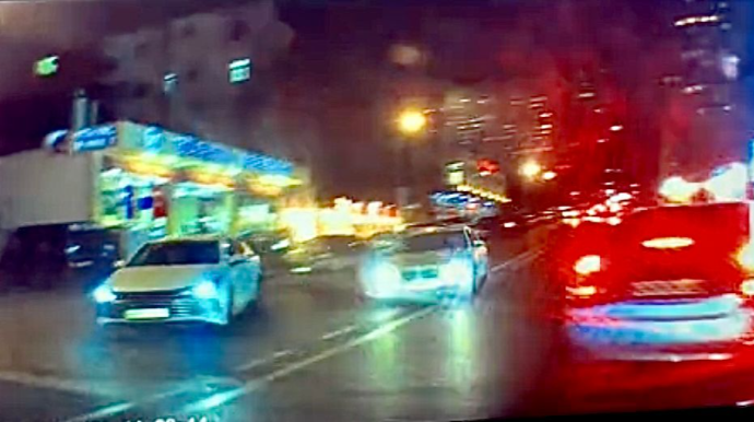 Sağ zolaqdan birbaşa sola manevr edən sürücü “BMW”ni vurdu    - VİDEO