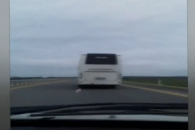 Magistral yolda avtobus "sousu" - VİDEO