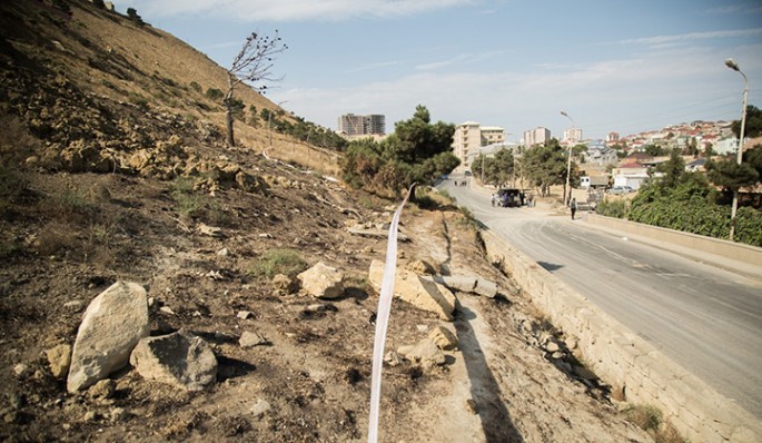 Badamdar sürüşmə sahəsində asılı vəziyyətdə olan iri qaya parçası qopub