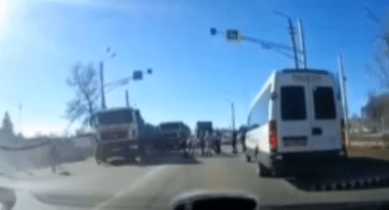 Yük maşını məktəblilərin arasına girdi: 1-ni yaraladı, 2 maşını əzdi - VİDEO