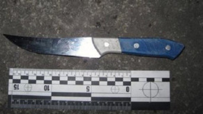 Yoldan keçənlərə bıçaqla hücum etdi