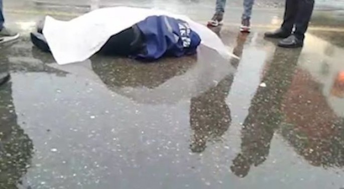 Daha bir süpürgəçini maşın vurub öldürdü - VİDEO