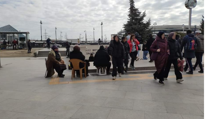 “Koroğlu” metrosunun çıxışını zəbt edən”xalalar” – Hər gün burada... - FOTO 