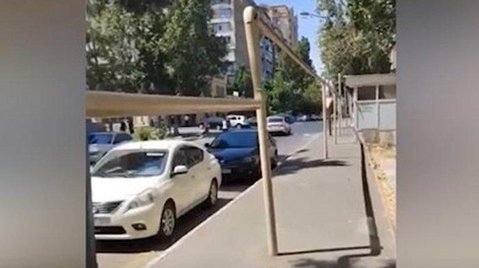 Bakıda səkinin ortasından qaz xətti çəkilib - Sökdülər - VİDEO - AÇIQLAMA 