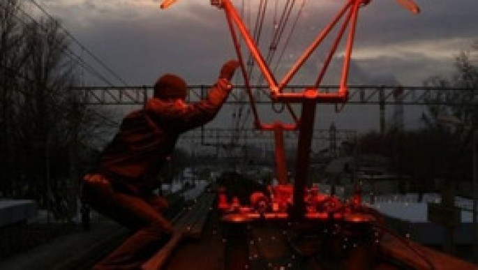 Qatarın üstünə çıxaraq naqil oğurlamaq istəyən yeniyetməni cərəyan vurub