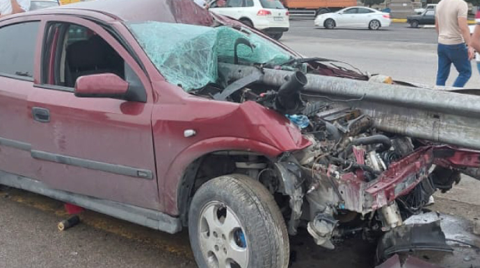 Gəncədə avtomobil arakəsməyə çırpılıb, xəsarət alan var - FOTO 