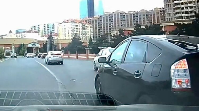 Avtomobilin önünə keçən “Toyota Prius” onu əks istiqamətə sürüklədi  - VİDEO