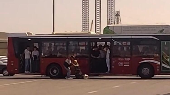 Bakıda yaşlı qadın özünü avtobusun önünə atıb qəsdən yerə yıxıldı    - VİDEO