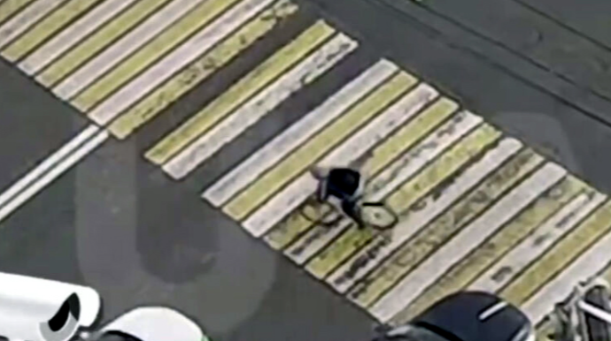 Əks yola çıxıb qırmızıdan keçən velosipedçini avtomobil vurdu - VİDEO 