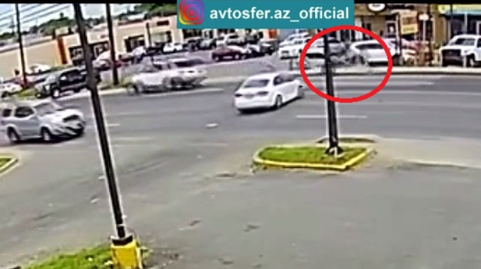 Motosikleti vurub parçaladı, hadisə yerindən qaçdı - VİDEO