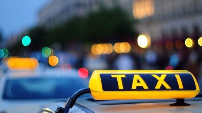 Sərnişinin maşında unutduğu mobil telefonu satan taksi sürücüsü saxlanıldı 