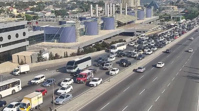 Bakının bir sıra yollarında nəqliyyatın sıxlığı yaranıb 