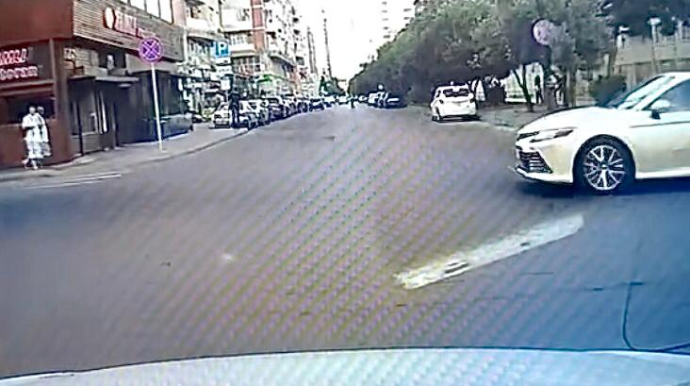 Nişanı heçə sayıb yolayırıcına girdi; sürücü qəzanın bir addımlığından görün necə döndü   - VİDEO