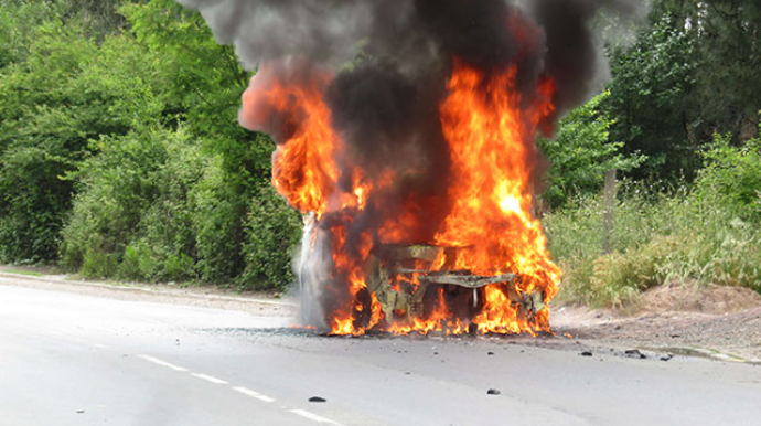 Təmirdən çıxan avtomobil yolun ortasında alışıb yandı - VİDEO 