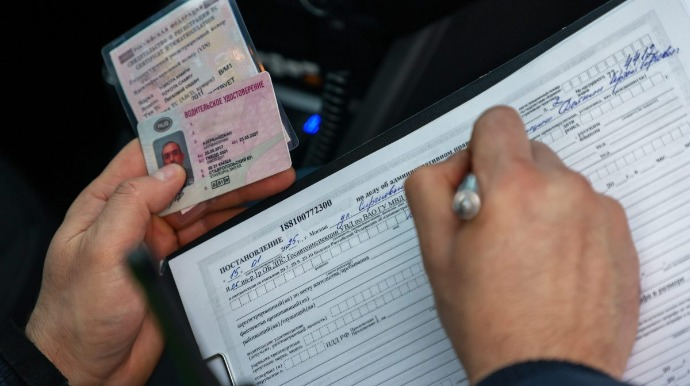 Rusiyada sürücülük vəsiqəsi məhkəməsiz də ləğv edilə biləcək 