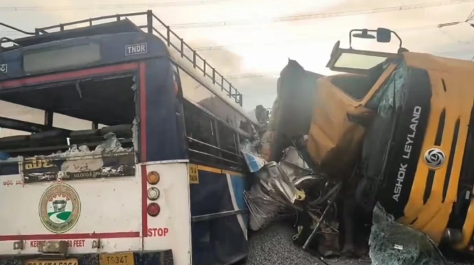 Hindistanda avtobusla yük maşını toqquşdu: 24 nəfər ÖLDÜ 