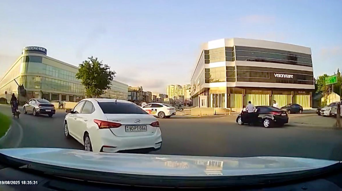 Dönmə işığını yandırıb dairəyə necə gəldi daxil olan sürücü - 90-PT-564 - VİDEO