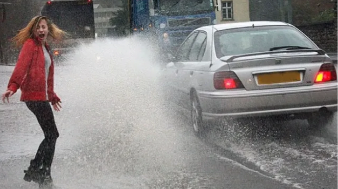 Обрызгал пешехода при проезде лужи: что может грозить водителю - ВИДЕО 