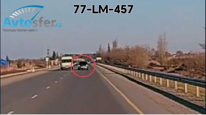 Ötmə qaydasından xəbərsiz sürücü maşınların üzərinə sürdü  - VİDEO
