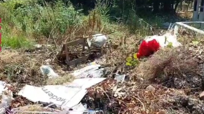 Baxımsız qalan qəbiristanlıq; sement kisələri, plastik butulkalar… - FOTO 