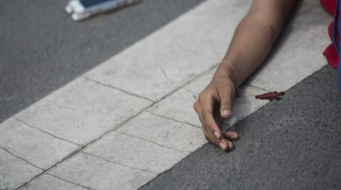 Gəncədə avtomobil piyadaları vurdu, biri öldü 