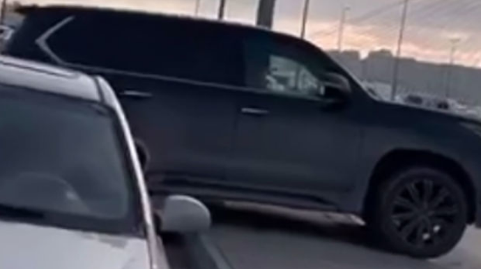 В Баку застрявший в пробке водитель интересным образом вышел из ситуации  - ВИДЕО