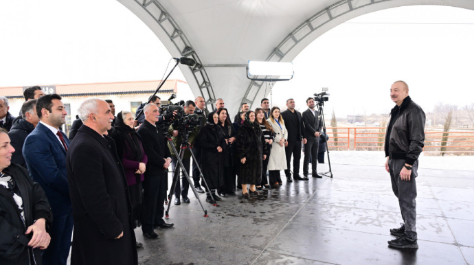 İlham Əliyev Xocalının Ballıca kəndində bir qrup sakinlə görüşüb - FOTO