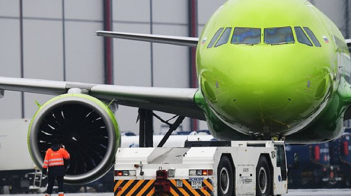 Rusiyada mühərriki yanan daha bir təyyarə məcburi eniş etdi 