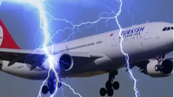 Türkiyədə sərnişin təyyarəsini ildırım vurdu 