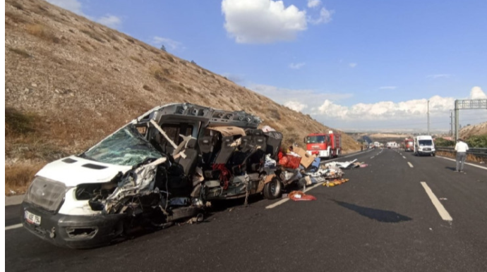 Avtobus yük maşını ilə toqquşdu, 5 nəfər öldü 
