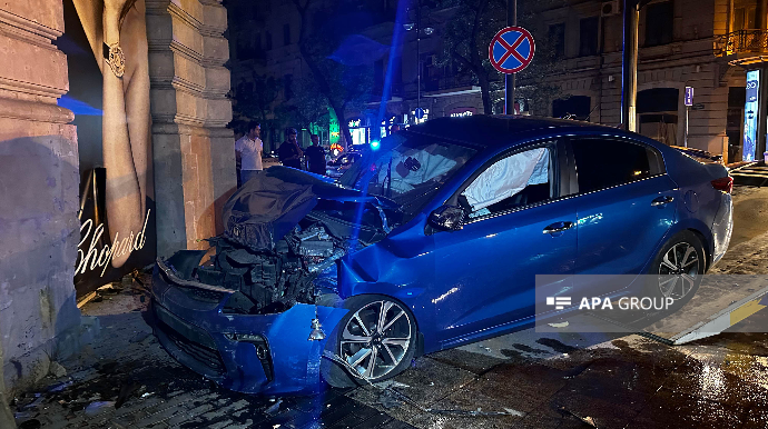 Bakıda AĞIR QƏZA:  “AzSamand”  "KİA"nı vurub divara çırpdı  - FOTO - VİDEO