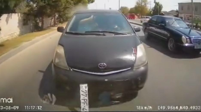 Bakıda zəncirvari qəza: Maşınlar bir-birinə, sərnişin isə şüşəyə çırpıldı  - VİDEO