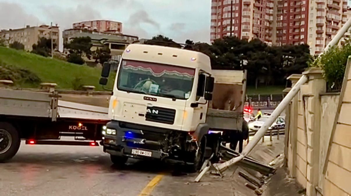 Kənar Dairəvi yolda sərt döngəyə girən yük maşını qəzaya düşdü   - VİDEO