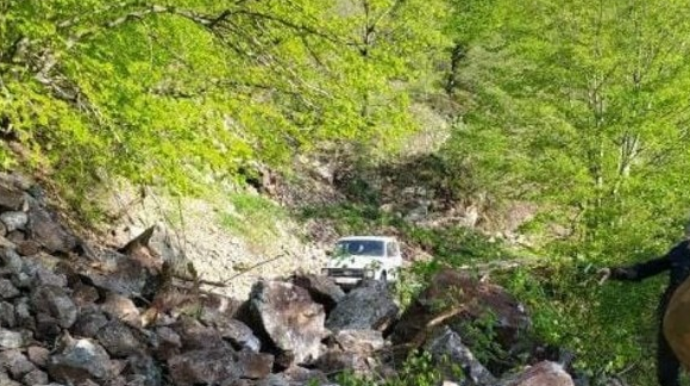 Tovuzda torpaq sürüşməsi olub, kənd yolu bağlanıb   - FOTO