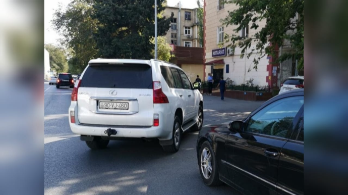 Maşını həyətin girişinə atıb gedən sürücü yolu kəsdi   - VİDEO