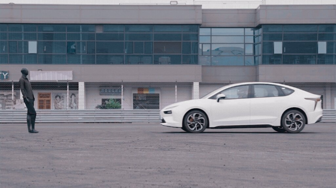 Rusiya istehsalı olan elektromobil doldurulduqdan sonra yandı - VİDEO