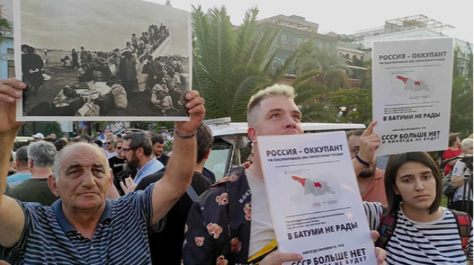 Rusiya gəmisi Batumidə yenə etiraz yaratdı 