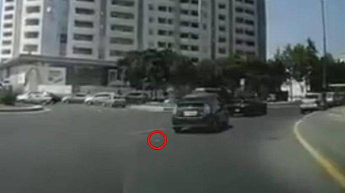 "Toyota Prius" sürücüsü dondurma qabığını yola atdı - 90-HY-628 - VİDEO