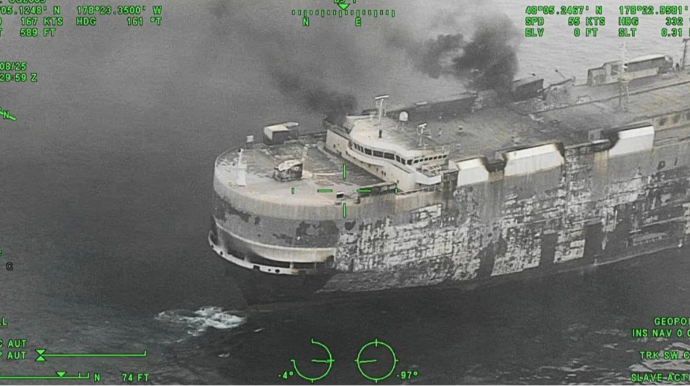 3000 avtomobil daşıyan gəmi 1 həftədir açıq dənizdə yanır 