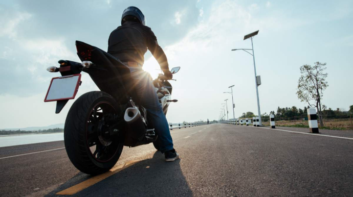 Sürətli moto “KİA” ilə toqquşdu; havaya uçan sürücü öldü - VİDEO 