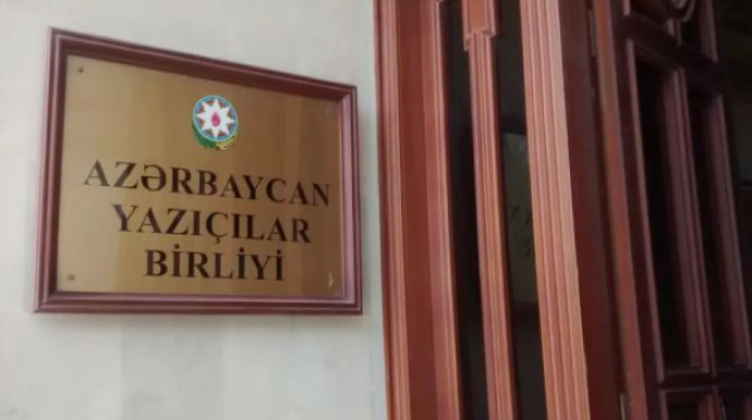 Yazıçılar Birliyinə qəbul dayandırıldı 