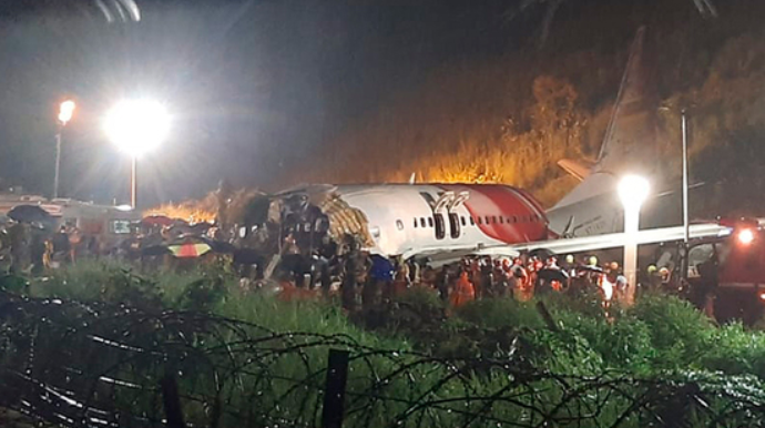 Число погибших при жесткой посадке самолета в Индии увеличилось до 20 - ВИДЕО