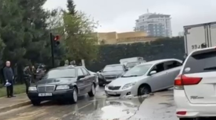 Bakıda avtomobil çuxura düşdü, tıxac yarandı - VİDEO