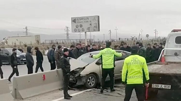 Bakı-Şamaxı şosesində qəza: “Prius” beton arakəsməyə çırpıldı    - VİDEO