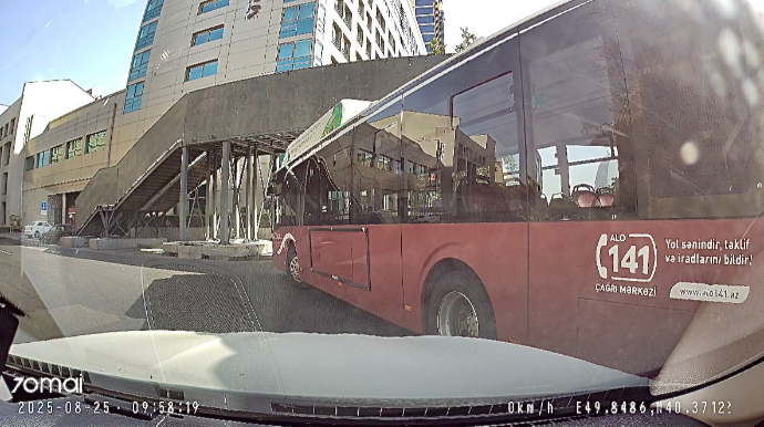 Prospektdə qəfil sola dönən avtobus sürücüsü avtomobildəki azyaşlıları qorxutdu   - VİDEO