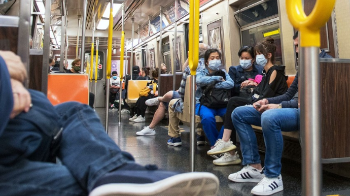 ABŞ-da ictimai nəqliyyatda maska ​​taxmaq tələbi ləğv edilib 