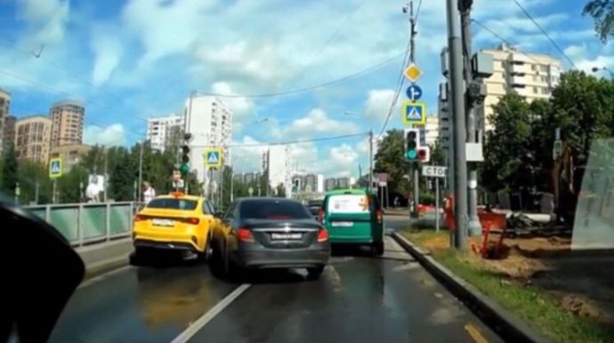 Taksi “Mercedes”lə bordürün arasında sıxışıb qaldı   - VİDEO