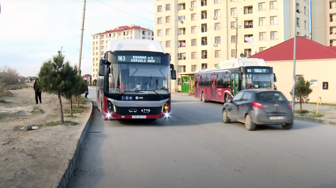 Пассажиры бакинского автобуса сталкиваются с задержками и спорами с водителями - ЖАЛОБА - ВИДЕО