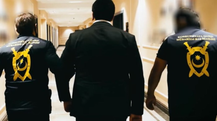 Azərbaycanda vəzifəli şəxs rüşvət alarkən cinayət başında YAXALANDI   - FOTO